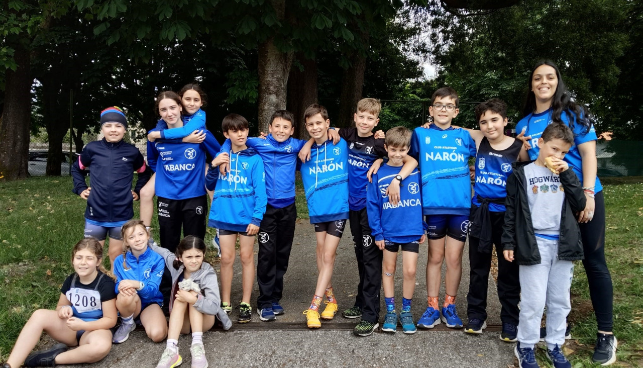 Foto de familia de la delegación del Atletismo Narón