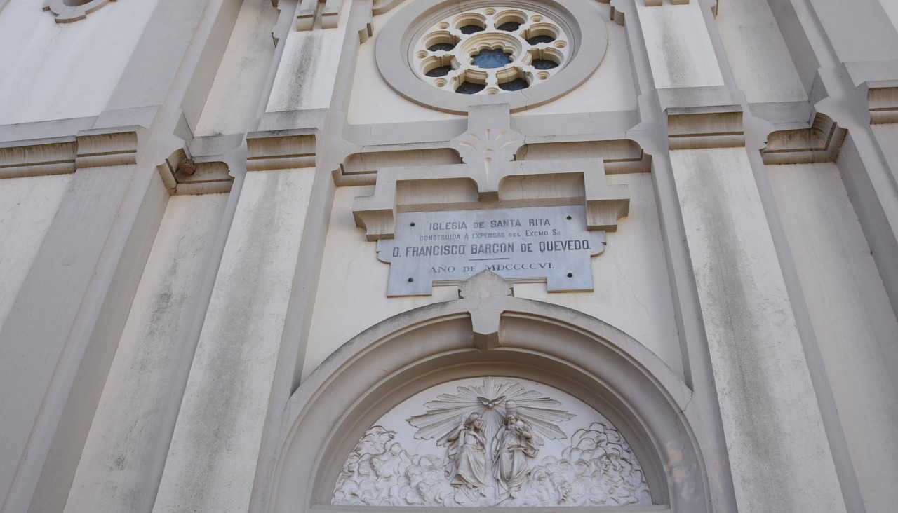 Nido de avispa velutina Iglesia de Santa Rita de Xuvia.