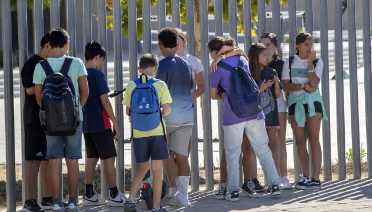 Alumnos en la entrada de un instituto