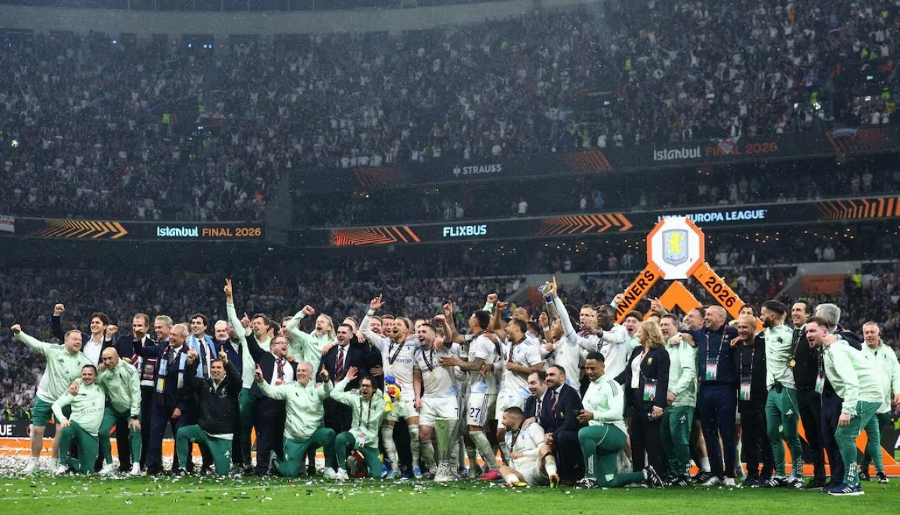 Foto de familia del Aston Villa, con Unai Emery y Pablo Rodríguez (cuarto y sexto por la derecha, respectivamente)