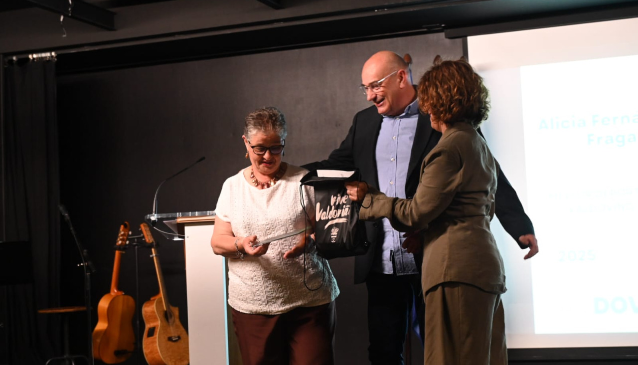 La madre de Alicia, Marga, recogiendo el premio de su hija