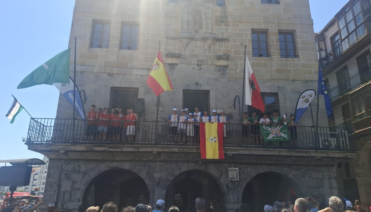 La tripulación cadete masculina de A Cabana-Ferrol, a la izquierda, tras recibir su medalla