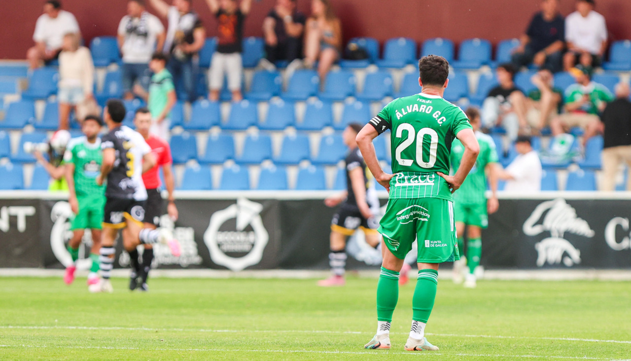 Álvaro Giménez, decepcionado tras recibir un gol del Unionistas