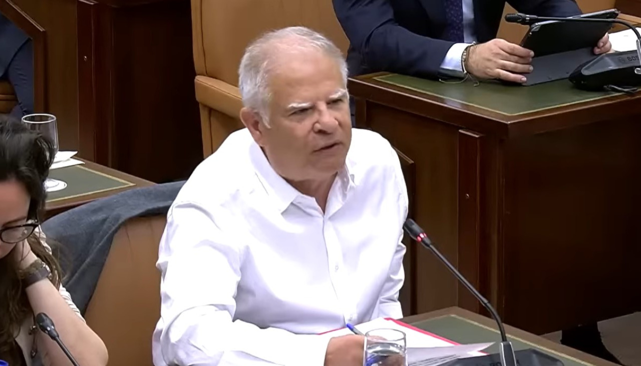 Manuel Lago, de Sumar, durante la defensa de la propuesta