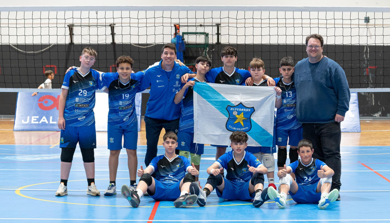 Jugadores y entrenadores, tras la consecución del título autonómico