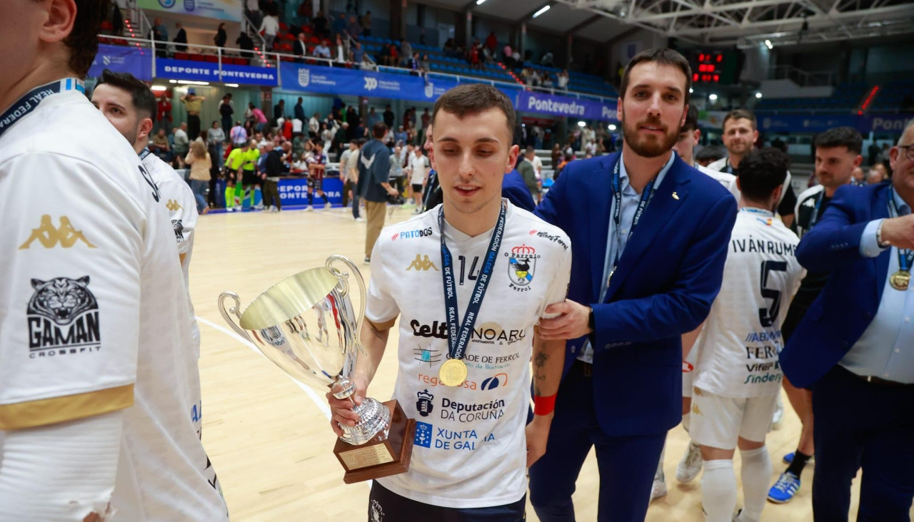 Turbi, sosteniendo la Copa Galicia, al lado de Gerard Casas
