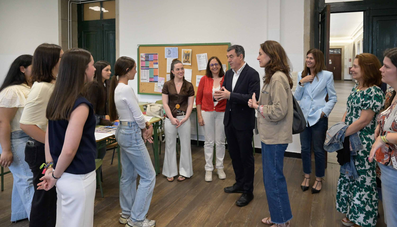 Encuentro de las ganadoras con el conselleiro Educación y la directora xeral de Ordenación e Innovación Educativa