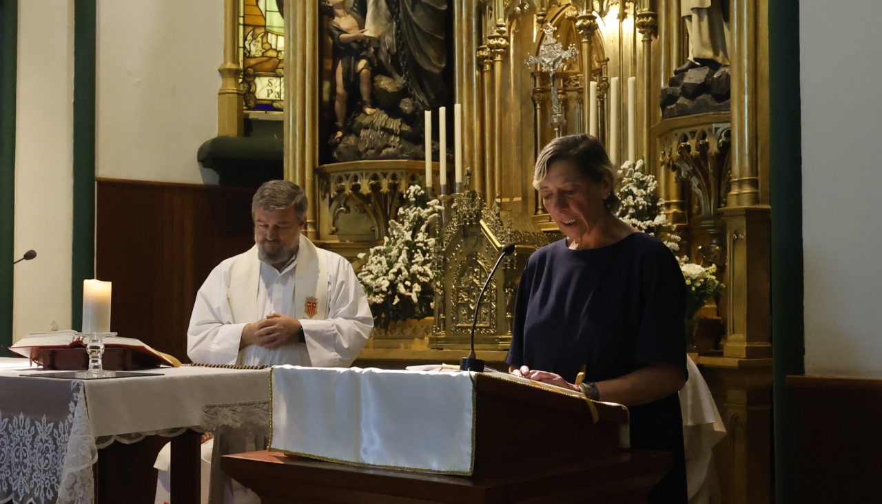 Helena Pena  toma posesión Hermana Mayor capilla Meced