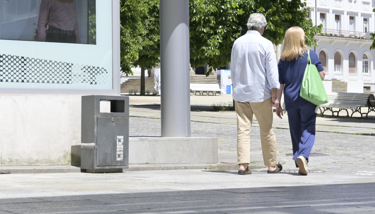 La nuevas papeleras se situarán junto a los bancos