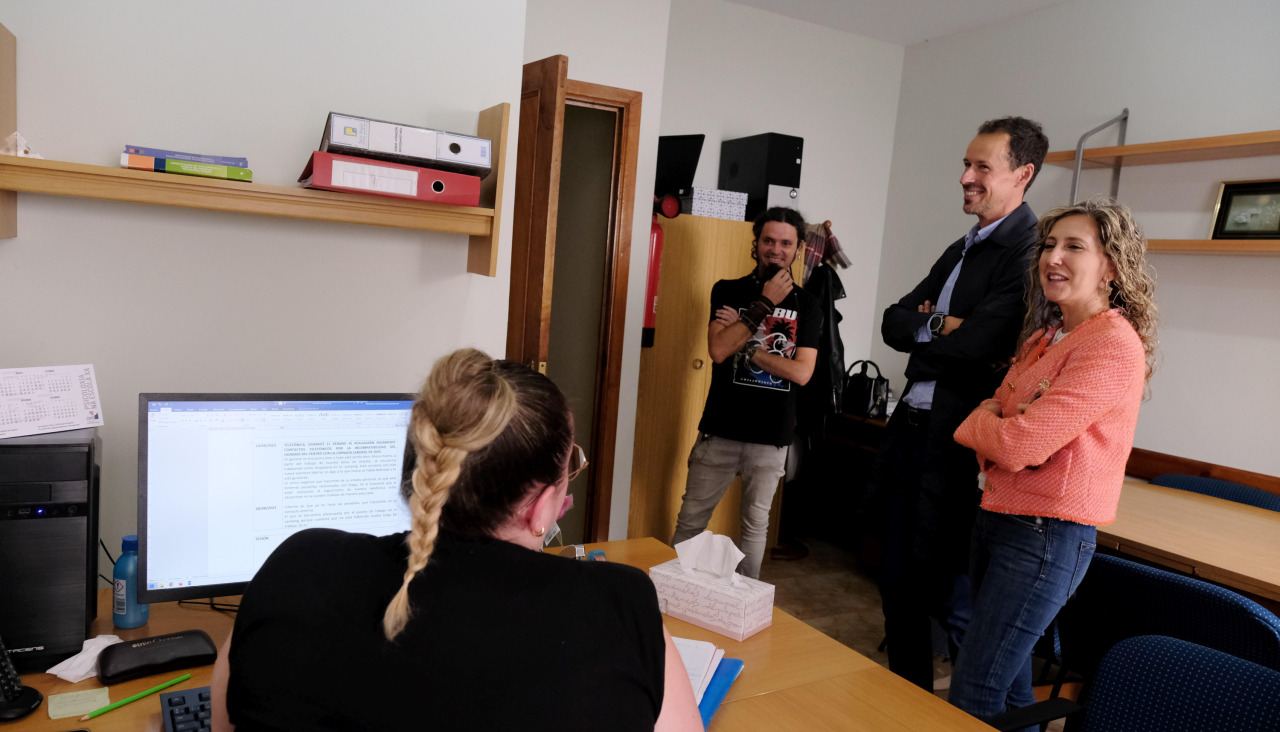 Martina Aneiros visita el centro de dia Oblatas O Amencer