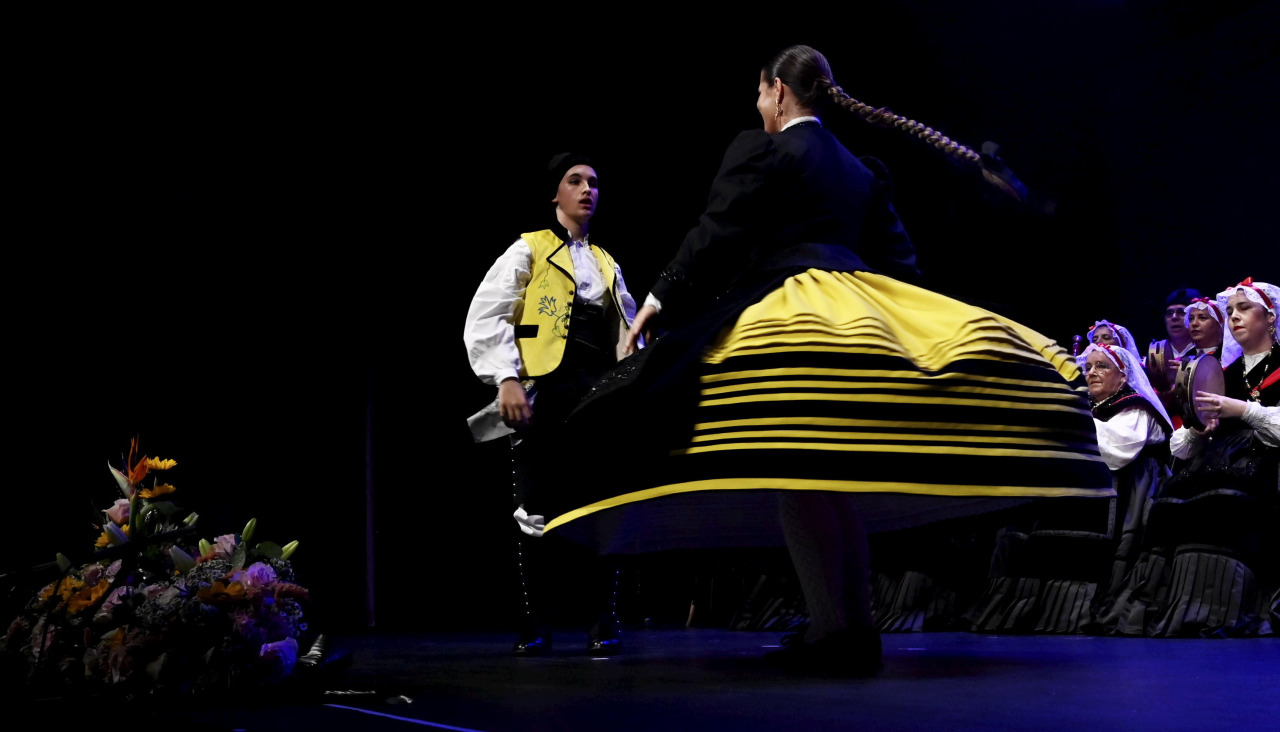Unha das actuacións no 110 Aniversario do Toxos e Froles, o pasado 2025 no teatro Jofre
