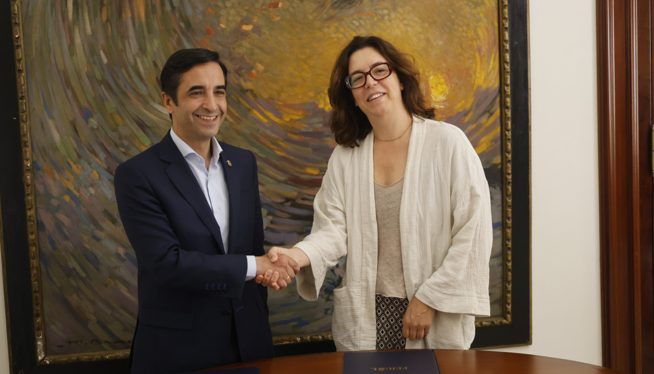 Rey Varela firma convenio con Acougo