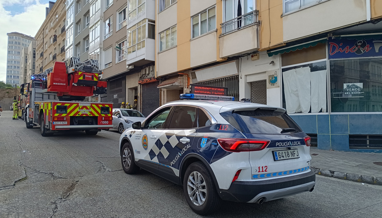 Efectivos de la Policía Local y los bomberos de Ferrol en el lugar del incidente