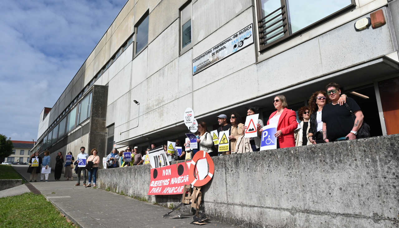 Protesta conservatorio de Ferrol por el estado del parking