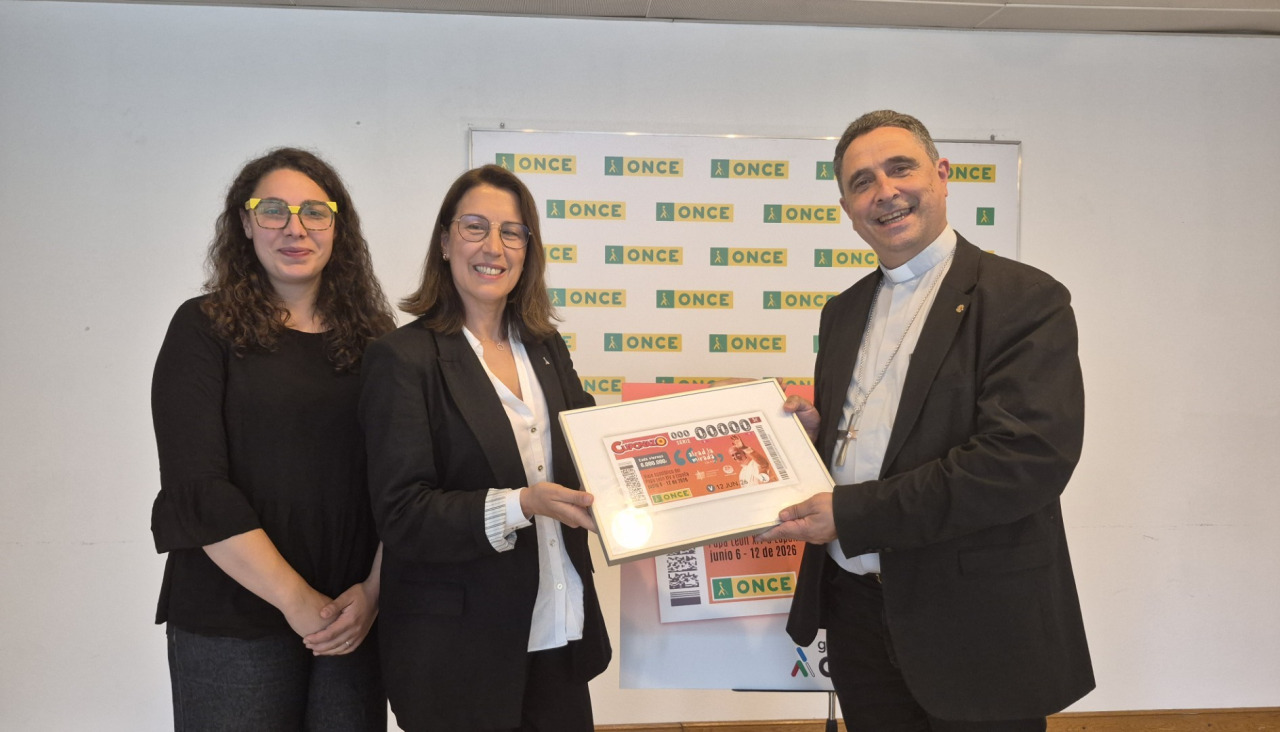 García Cadiñanos recibe la réplica del cupón de manos de las representantes de la ONCE