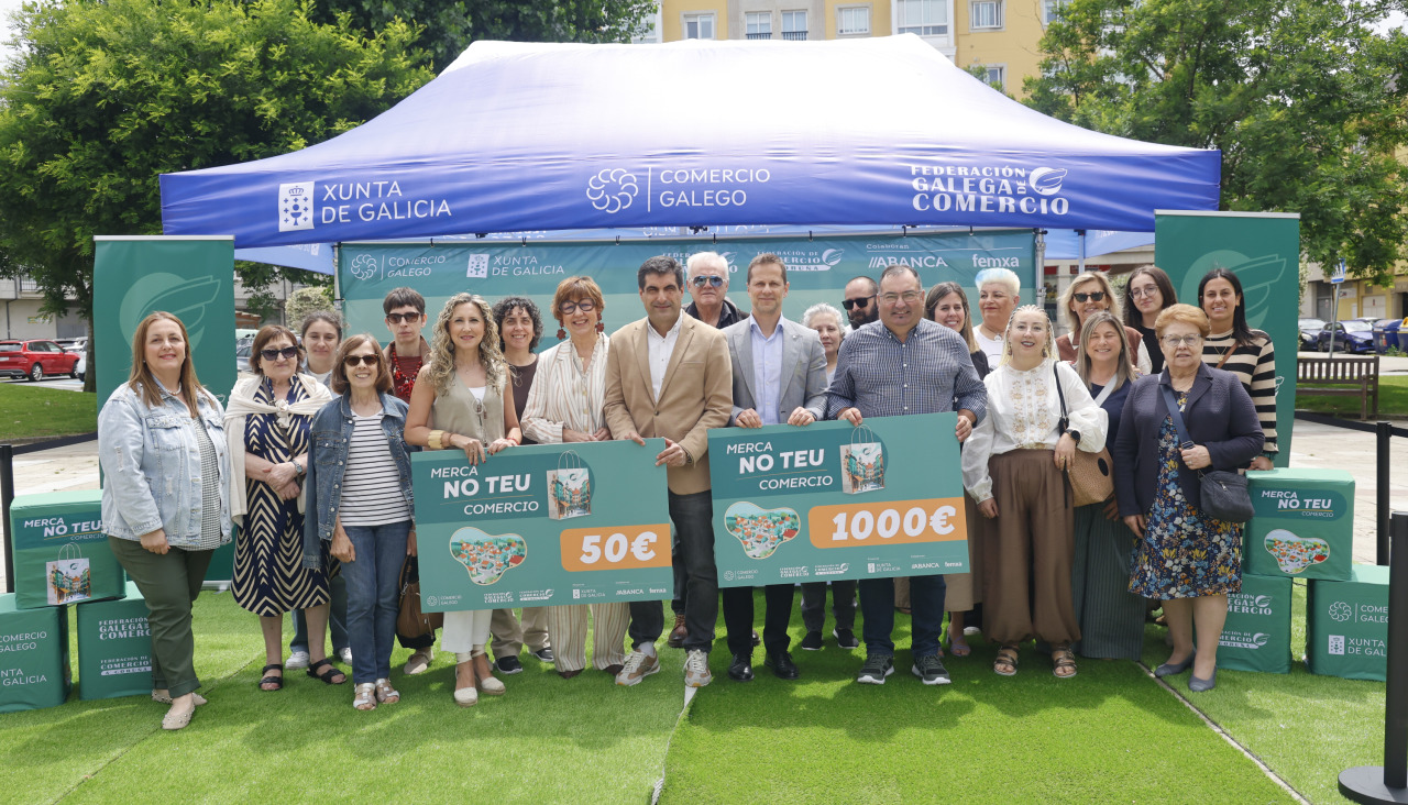 praza da Gándara, entrega de los premios de la campaña Merca no teu Comercio