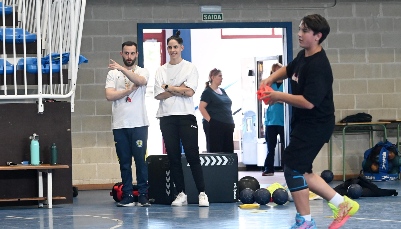 Alicia Fernández observando el entrenamiento de los cadetes del Balonmano Narón