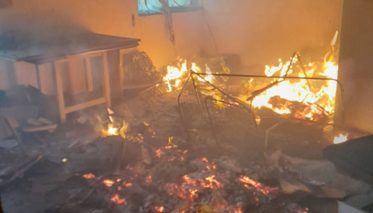 Fuego en el interior del antiguo matadero de A Gándara