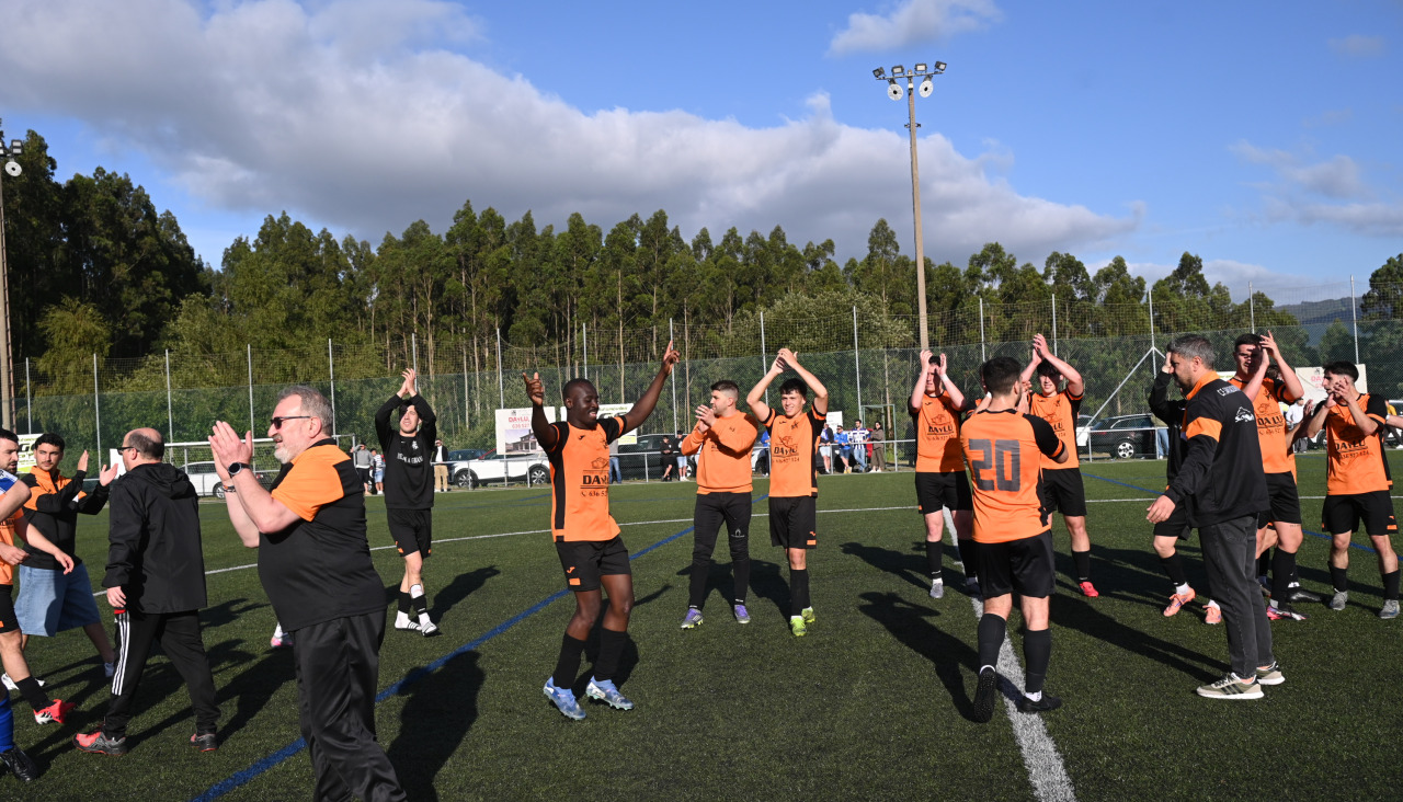 Fútbol celebración San Sadurniño
