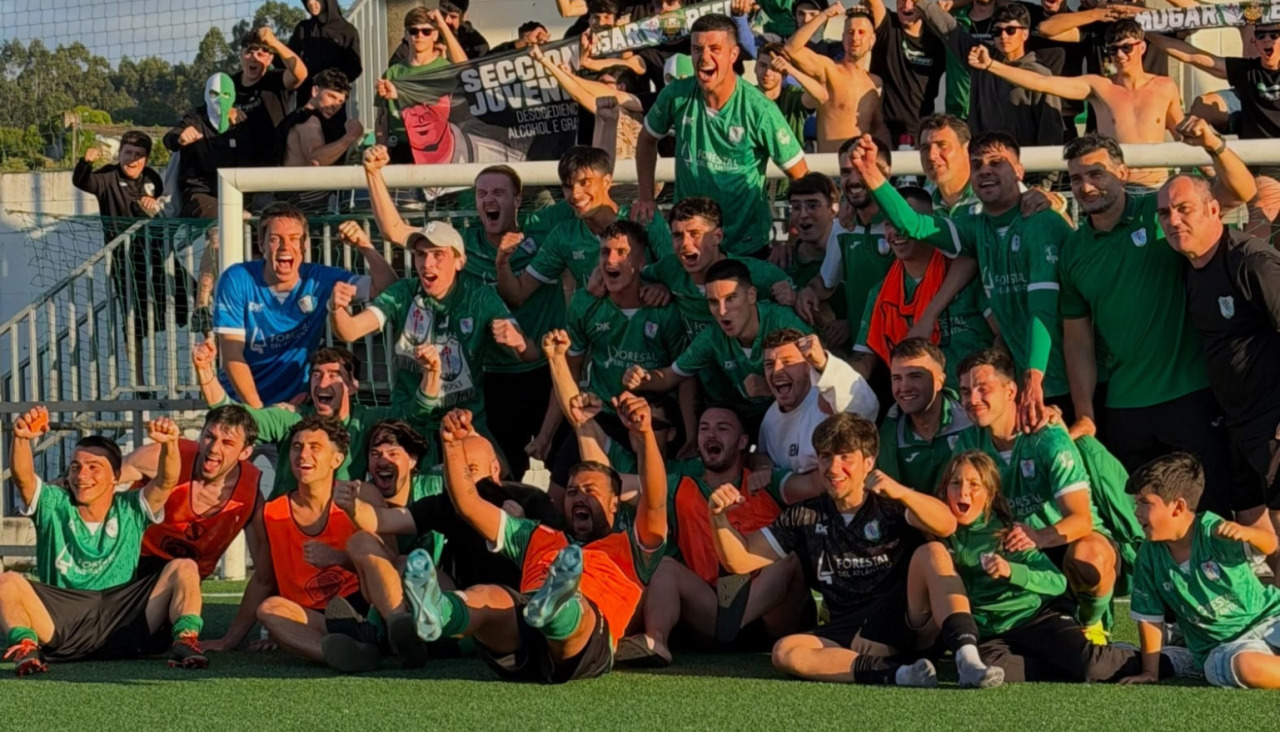 El Galicia de Mugardos, celebrando la victoria ante el Club do Mar