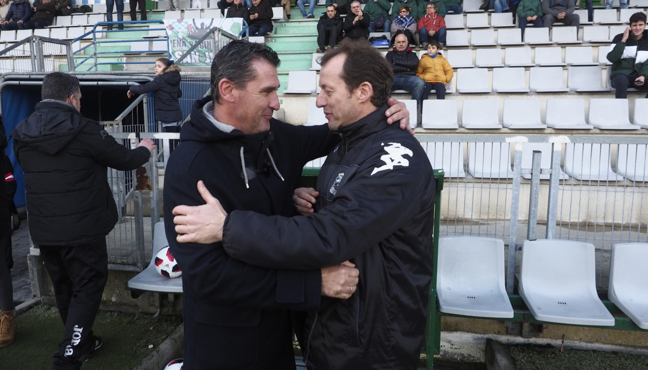 Emilio Larraz (izquierda) y Manolo García (derecha), durante un encuentro entre el Racing de Ferrol y el Somozas