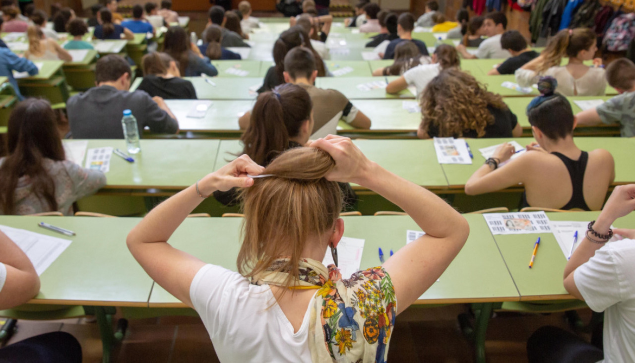 Universitarios asisten a una unha clase maxistral