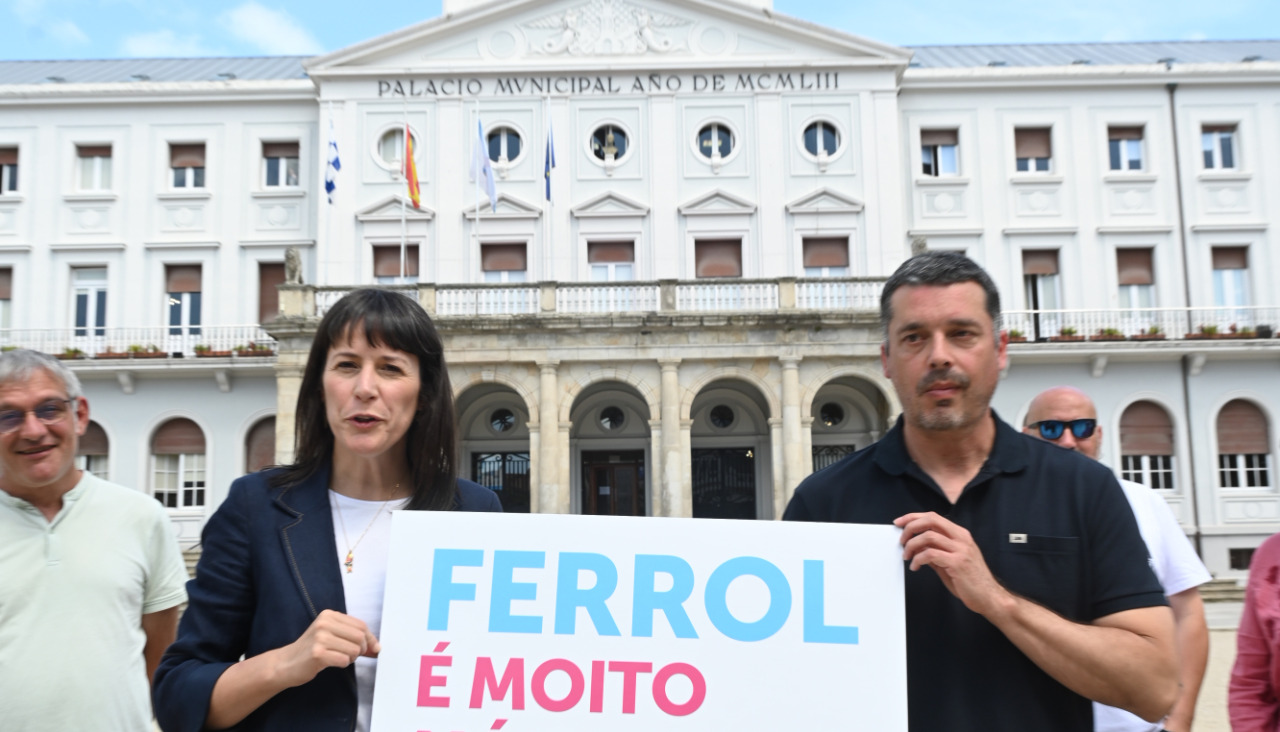 Praza de Armas presentación de Mon como candidato a alcaldía de Ferrol con Ana Pontón