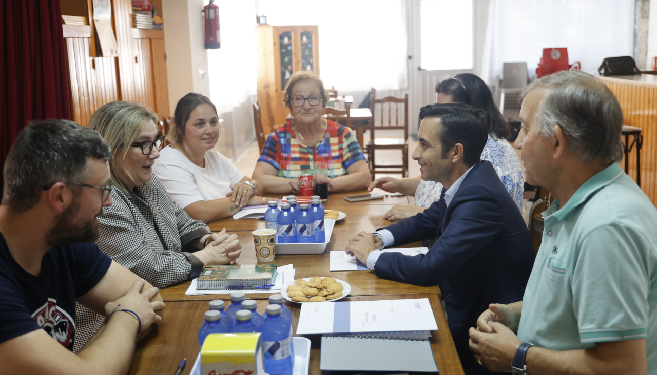 José Manuel Rey Varela, e o concelleiro de Servizos, José Tomé, reúnense coa AVV de Brión dentro plan de barrios