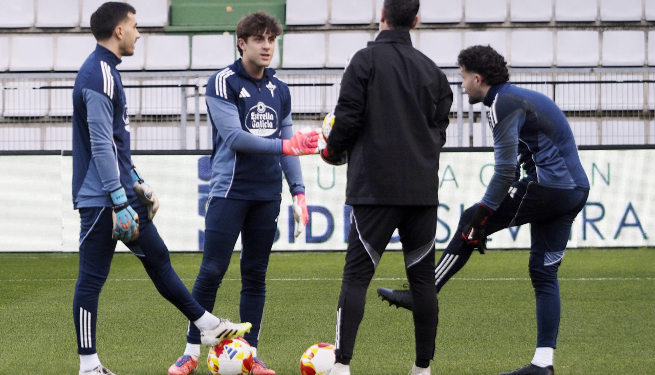 Los porteros del Racing, realizando ejercicios de calentamiento