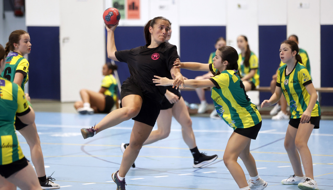 Balonmano Pontedeume. Fiesta de la base y homenaje a las veteranas