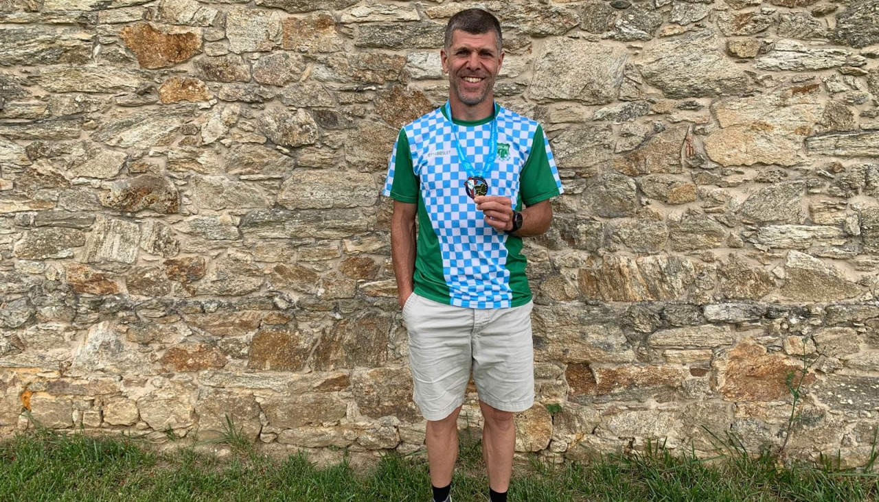Pérez, del Ferrol Atletismo, con su presea