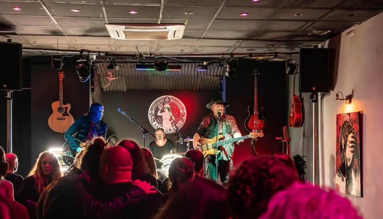 La noche de mañana en la Urania empieza con la voz de Marián y se cierra con Rebels Sound System