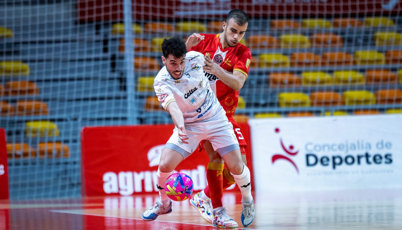 Lucas Farias, durante el encuentro de la temporada pasada ante O Parrulo Ferrol
