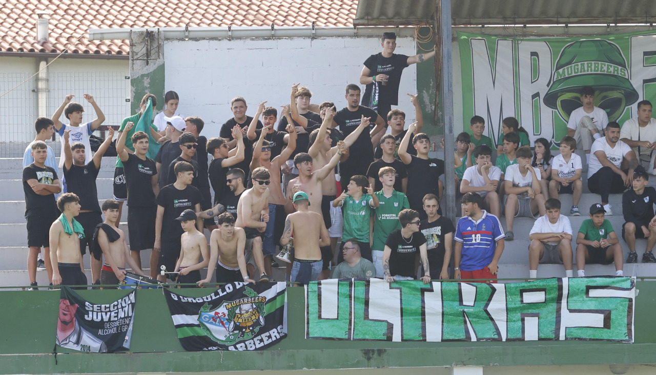 Aficionados del Galicia de Mugardos, en el partido de ida