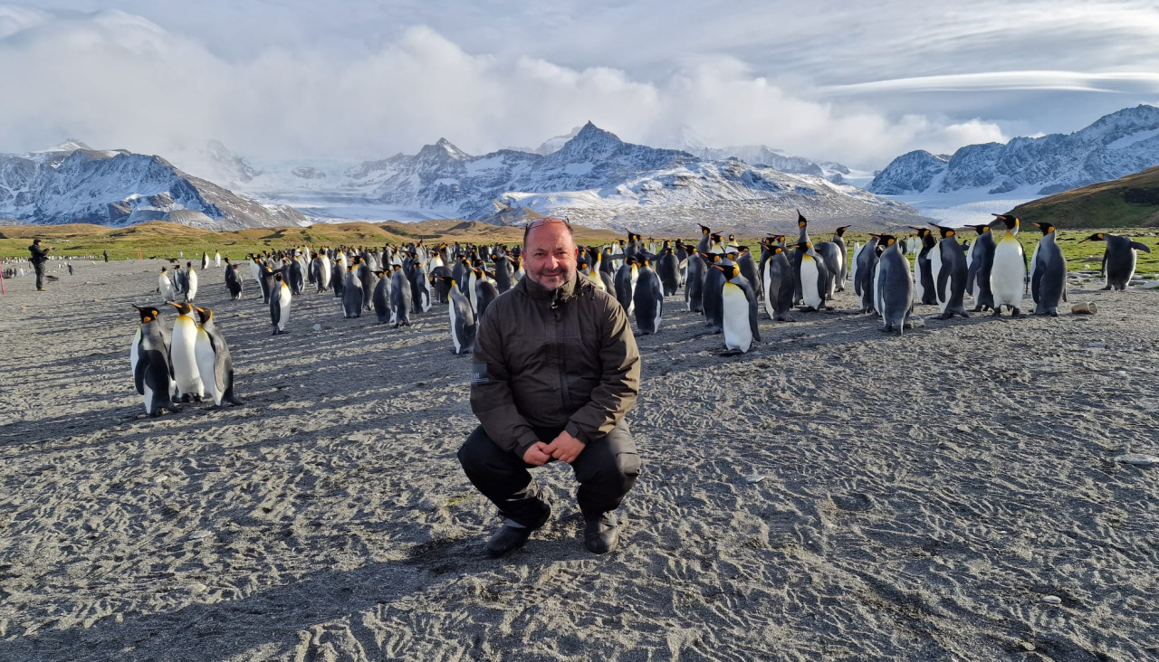 Ricardo Hevia junto a una colonia de pingüinos en Georgia del Sur