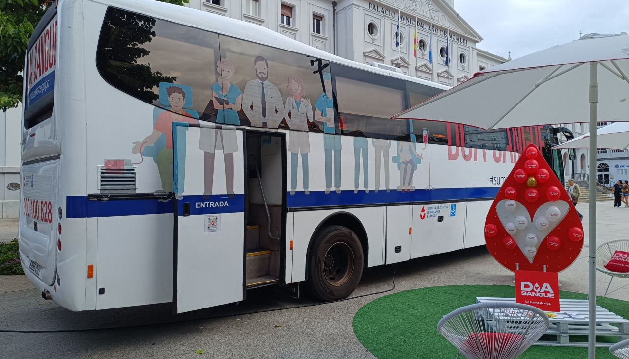 Unidad móvil con la decoración de la nueva campaña de donación