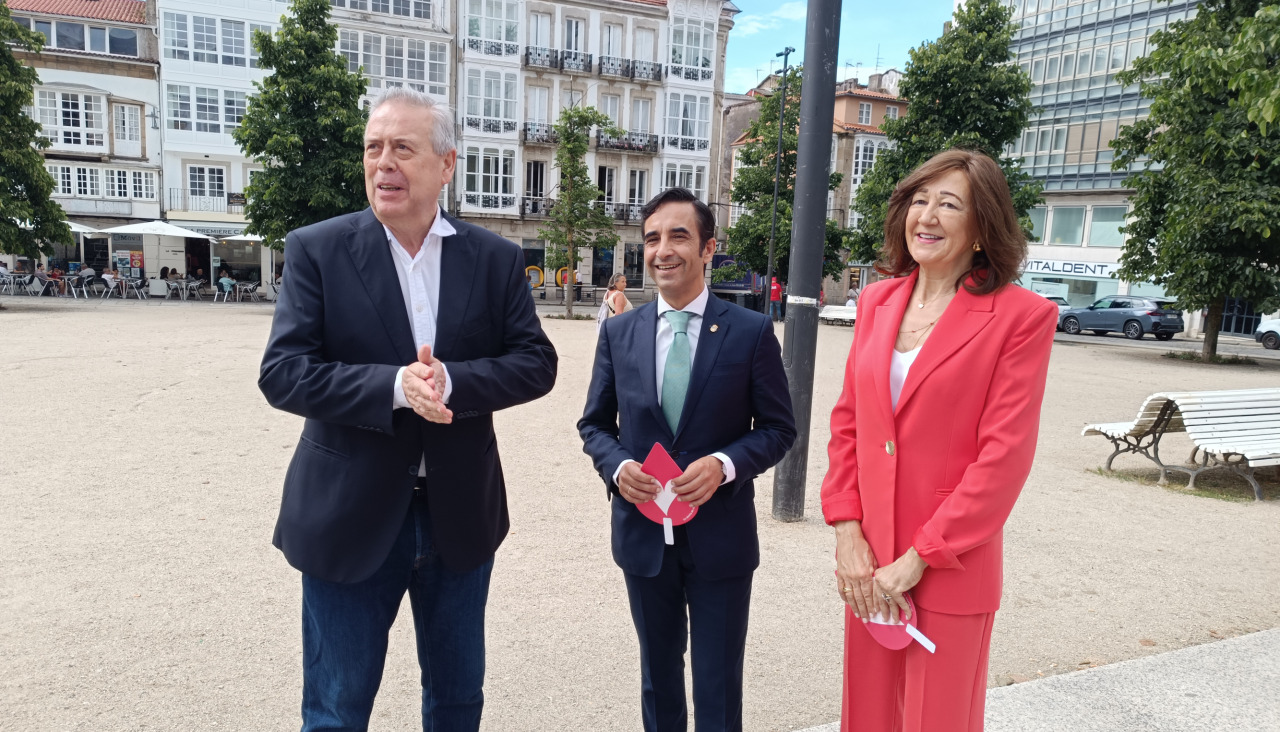 Foto de familia del conselleiro con el alcalde de Ferrol y la directora de ADOS