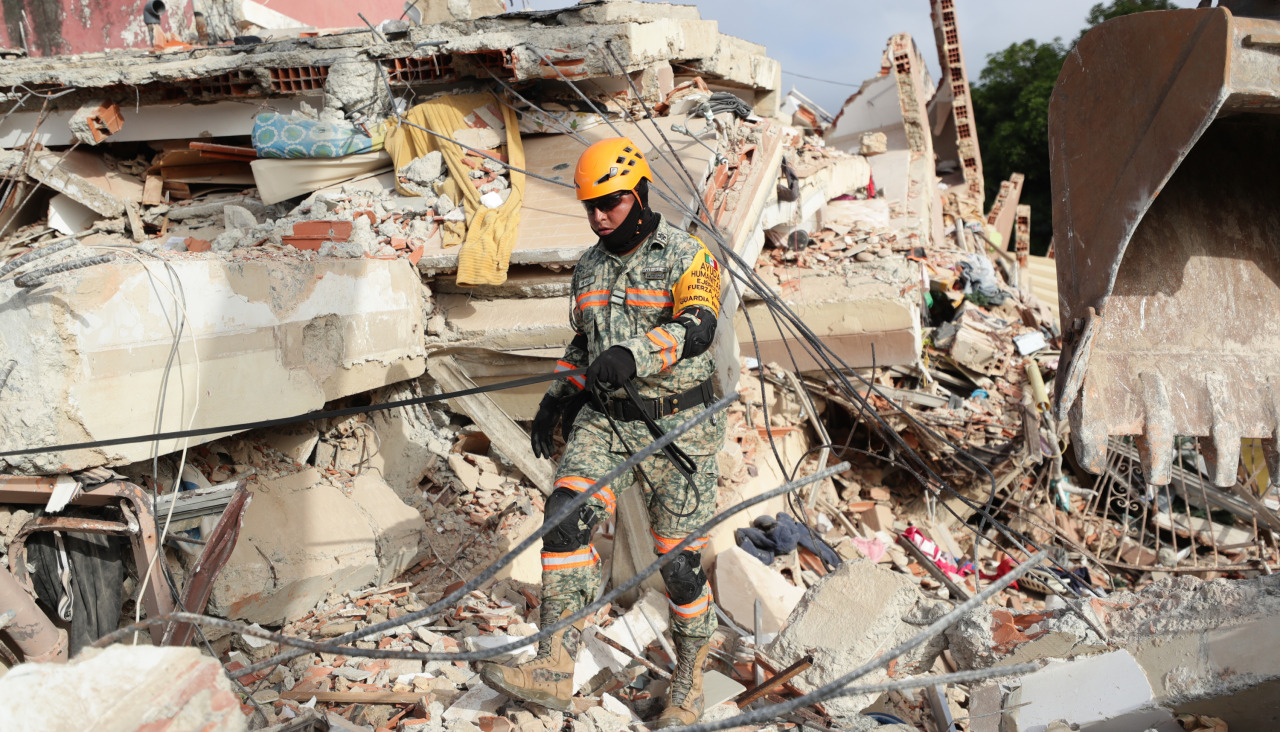 AME5030. LA GUAIRA (VENEZUELA), 26/06/2026.- Un rescatista del Ejercito de México junto a su perro trabajan en un edificio afectado por un terremoto este viernes, en La Guaira (Venezuela). El ministro de Interior de Venezuela, Diosdado Cabello, anunció la restricción del acceso al estado La Guaira (norte, cercano a Caracas), el más afectado por los terremotos, a partir de las 20.00 horas locales (00.00 GMT) de este viernes. EFE/ Ronald Peña R
