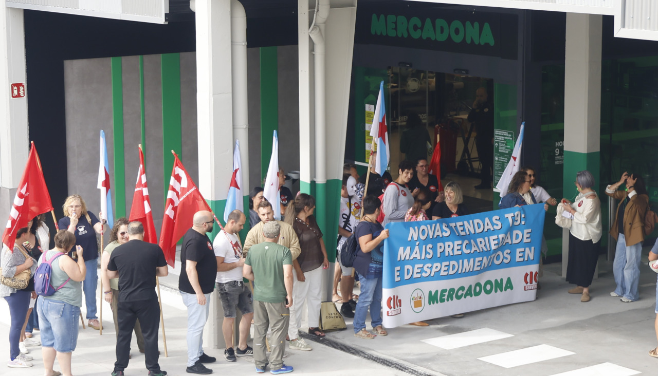 concentración de traballadores no Mercadona da Gándara