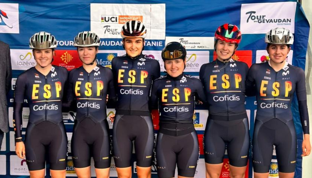 Santalla, con casco rojo, con la selección española