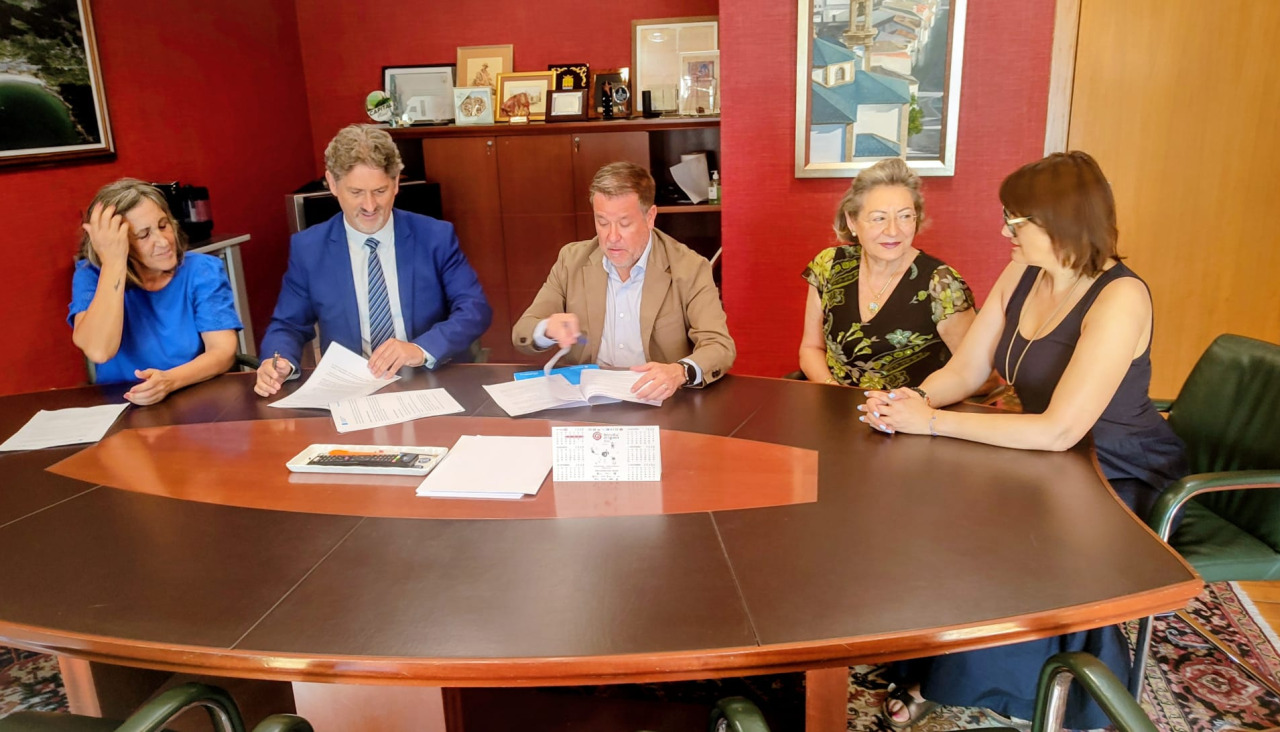 Un momento de la firma del convenio