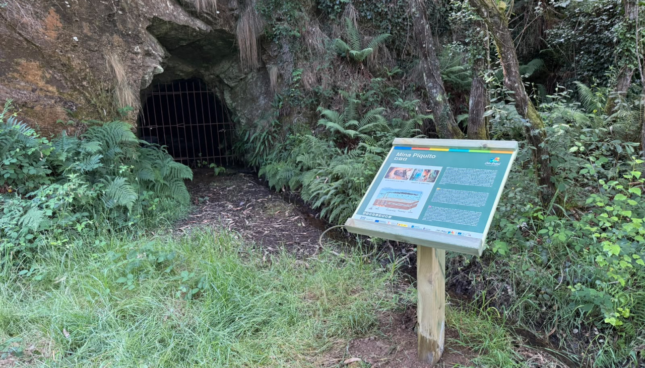 Uno de los paneles instalados, a la entrada de la Mina Piquito, en Moeche