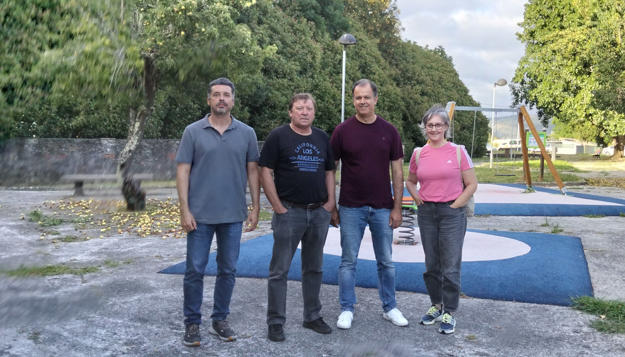 Los representantes del BNG junto con el presidente de la Asociación de Vecinos