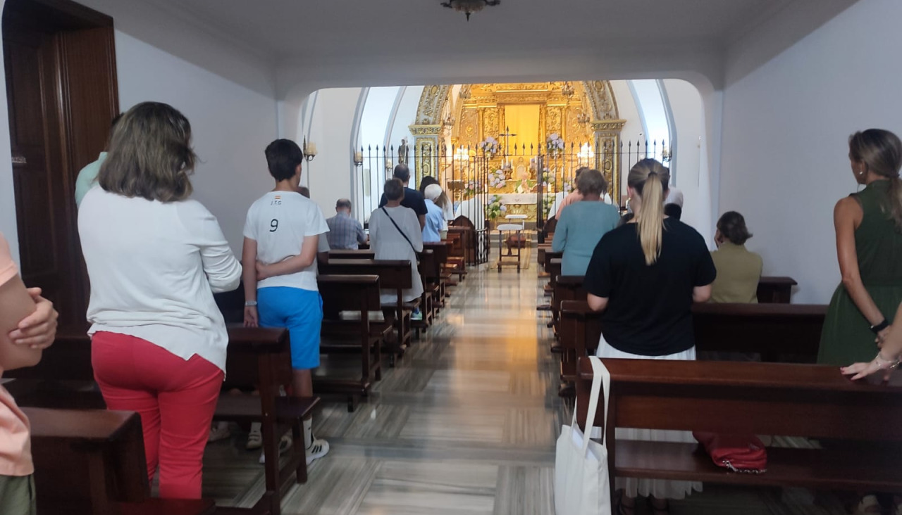 Las misas diarias acogen a un buen número de fieles que aumenta todavía más en la época estival