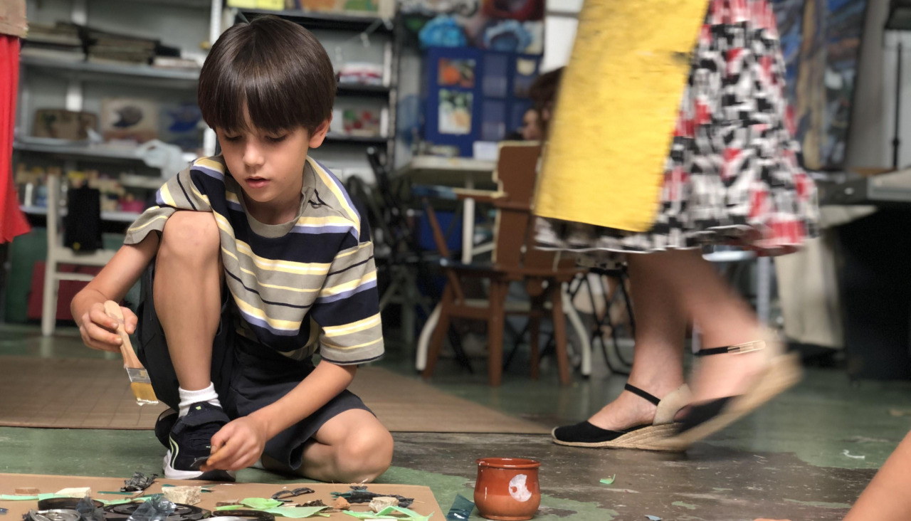 Participante en una de las actividades organizadas por la Escola Aberta de Arte, fundada en 1999 y renacida en 2025