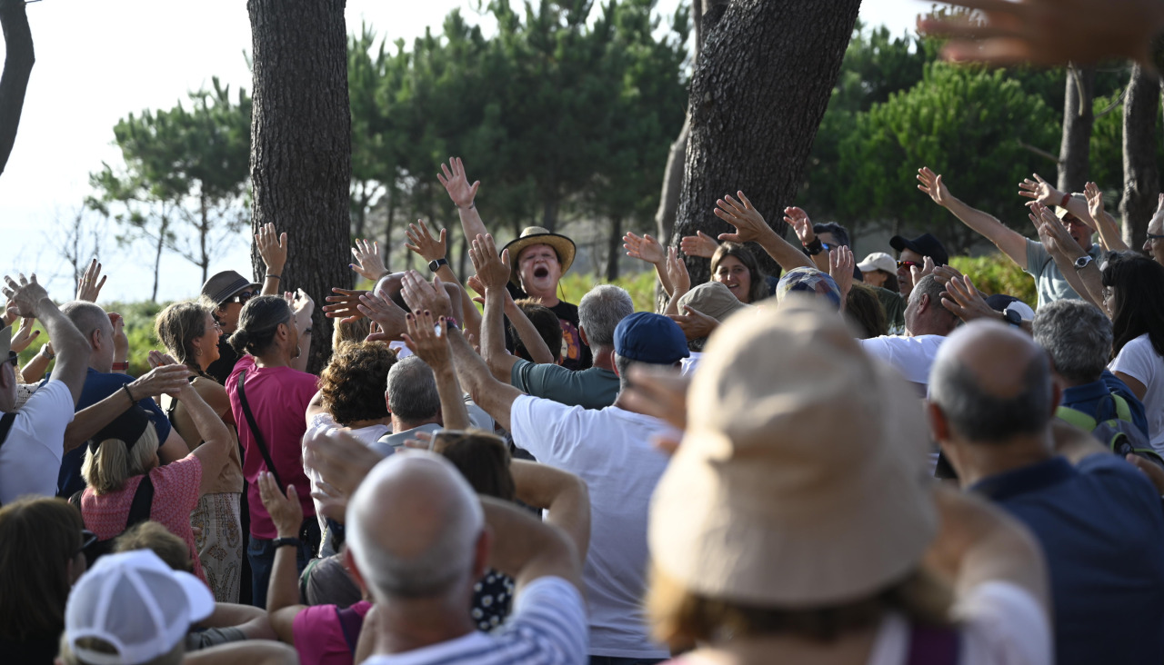 O encontro caracterízase por ofrecer actividades distintas aos concertos, como este roteiro ‘Balcóns ao Atlántico’, guiado por Xurxo Souto, que seguíu o fío do ano pasado: as orquestras da comarca