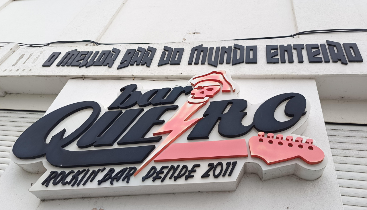 El icónico cartel de O Bar Queiro, "o mellor bar do mundo enteiro"