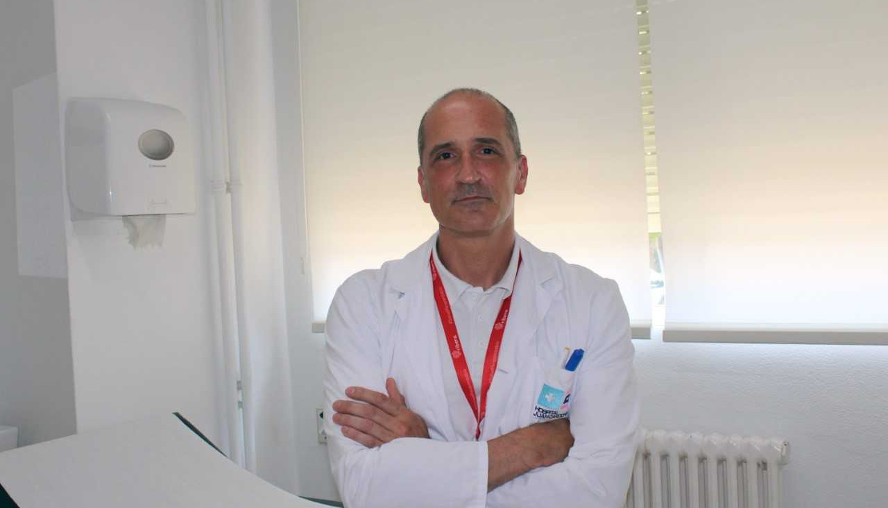 El doctor Ignacio Valenciano, traumatólogo del hospital Ribera Juan Cardona, explica cómo adaptar el ejercicio a las características físicas y a la edad del paciente