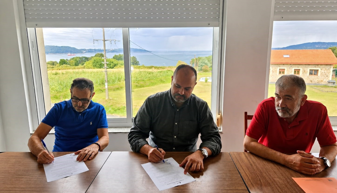 Firma del acuerdo entre el Concello y la entidad vecinal