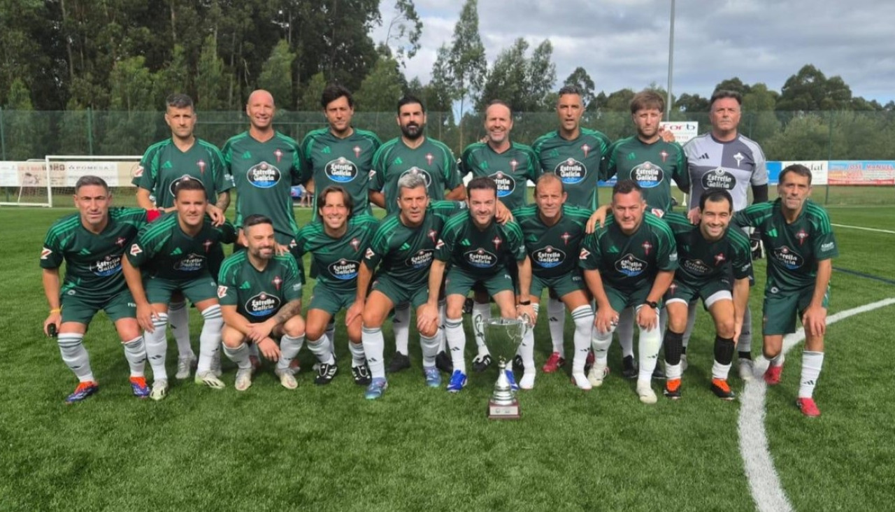 La plantilla del Racing de veteranos, con el trofeo